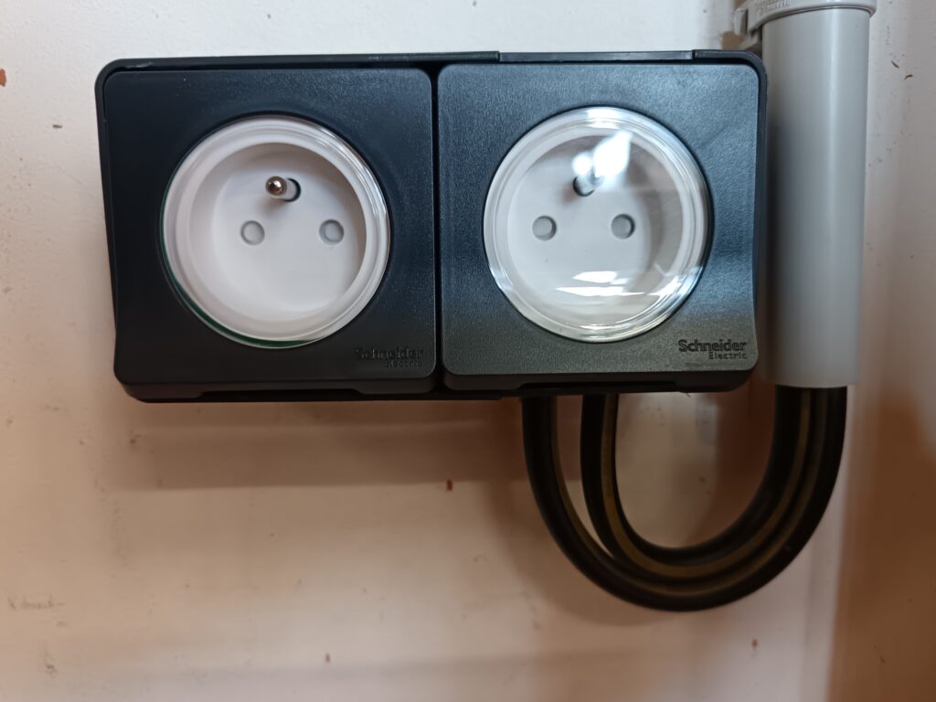 Prises électriques Néoules